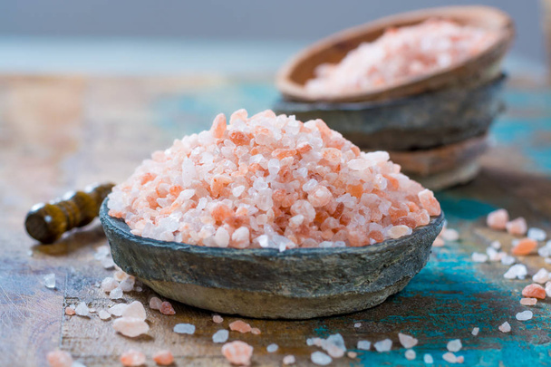 Natuurlijke roze zout uit de Himalaya klaar voor gebruik - Foto, afbeelding