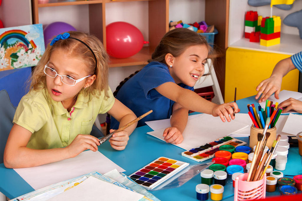 Pienet opiskelijat lapset maalaavat taidekoulussa
. - Valokuva, kuva