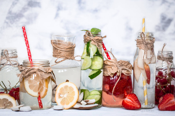Detox letní nápoj s ovocem - Fotografie, Obrázek