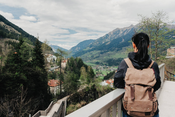 Dívka cestovatel s batohem na zádech je na ochozu - Fotografie, Obrázek