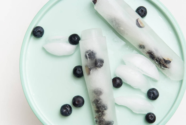 Ice Lolly casero hecho con fruta fresca, sabor a arándano
 - Foto, Imagen