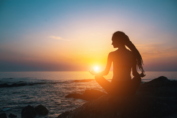 Kobieta medytacja nad oceanem - Zdjęcie, obraz