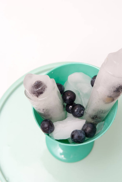 Ice Lolly casero hecho con fruta fresca, sabor a arándano
 - Foto, imagen