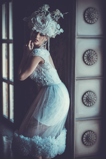 Elegant wedding dress and crown. Gorgeous woman. Tender bride in - Foto, afbeelding
