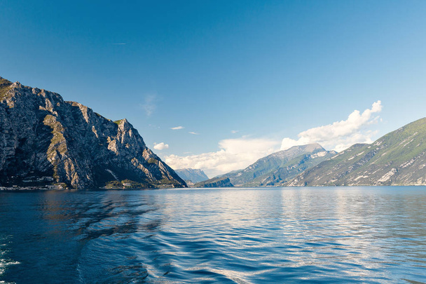 Lago de Garda é o maior lago da Itália. Está localizado no norte da Itália, a meio caminho entre Brescia e Verona, e entre Veneza e Milão
. - Foto, Imagem