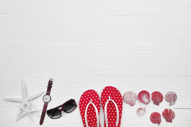 Chapeau d'été et lunettes de soleil avec accessoires et sandales
  - Photo, image