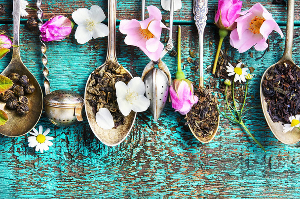 Tea spoons with tea leaves - Photo, Image