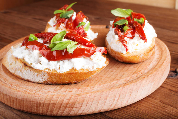Italské sendviče - bruschetta se sýrem, rajčaty a bazalkou - Fotografie, Obrázek