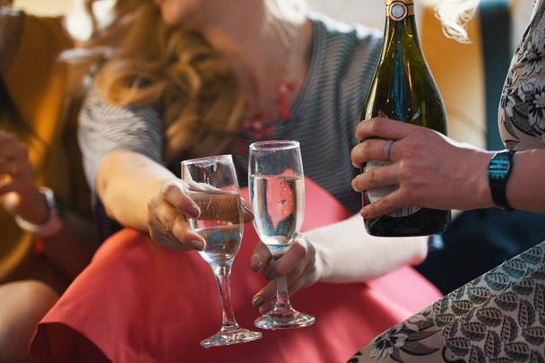 Festa na limusine - meninas felizes comemorando, mulheres bebem champanhe - close-up
 - Foto, Imagem