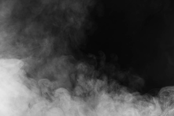 schöne Gewitterwolke isoliert auf schwarzem Hintergrund. Zigarettenrauch. vape. - Foto, Bild