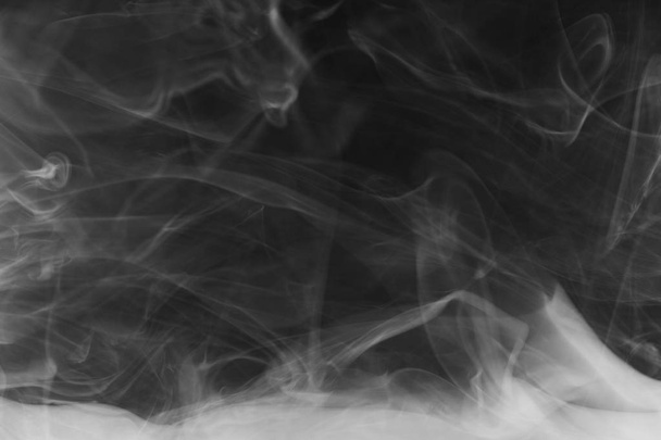 Mooie onweerswolk geïsoleerd op zwarte achtergrond. Roken van sigaretten. Vape. - Foto, afbeelding