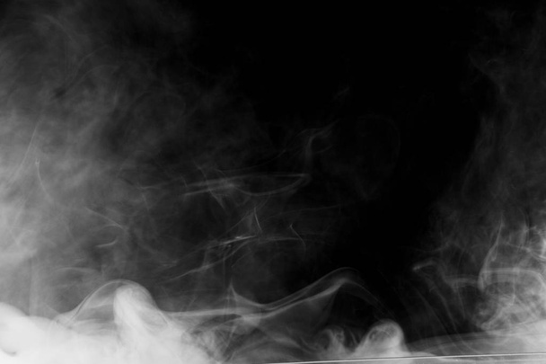 Gyönyörű fekete háttér elszigetelt viharfelhő. A cigaretta füst. VAPE. - Fotó, kép