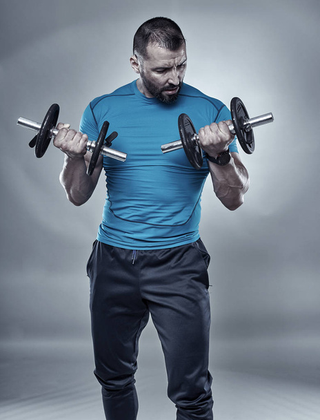 Fitness trainer doing biceps workout - Foto, Imagem