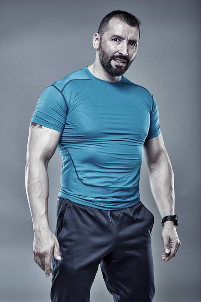 Fitness trainer posing in the studio - Foto, afbeelding