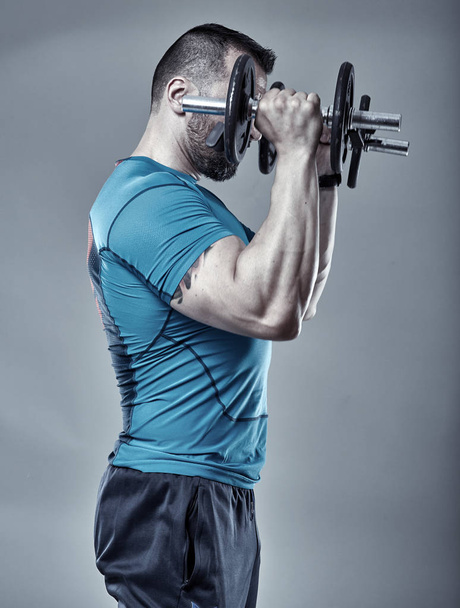 Fitness trainer doing shoulder workout - Foto, Bild