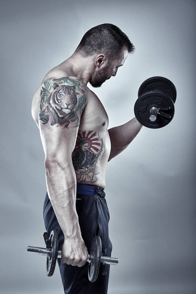 Fitness trainer doing biceps workout - Zdjęcie, obraz