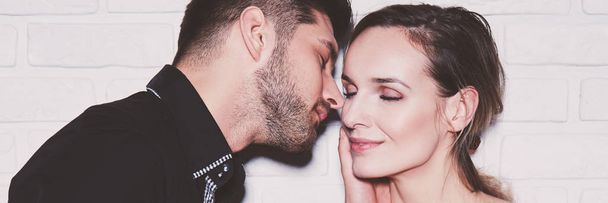 Couple kissing with closed eyes - 写真・画像