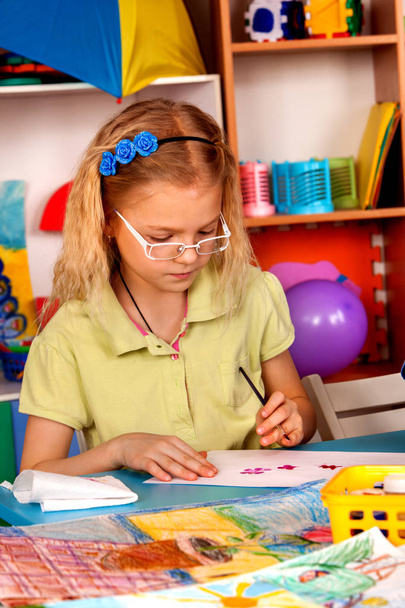 Kleine studenten kinderen schilderen in de kunst schoolklas. - Foto, afbeelding