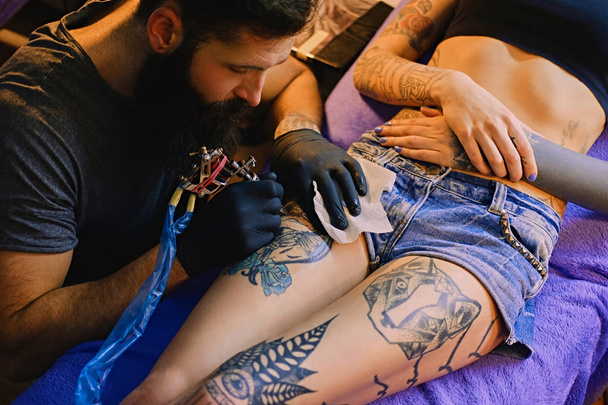 Tatuaje barbudo artista masculino
  - Foto, Imagen