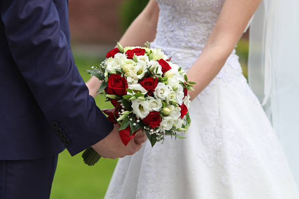 νύφη και γαμπρός με την νυφική ανθοδέσμη - Φωτογραφία, εικόνα