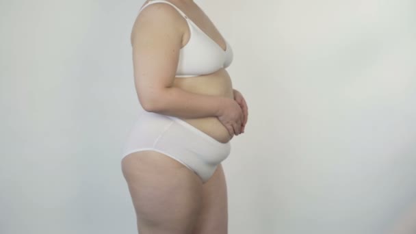 Modelo de tamaño más seguro de sí mismo posando para cámara, sobrepeso, contenido corporal
 - Imágenes, Vídeo