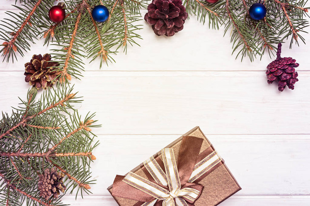 Vánoční dekorace a dárek na dřevěné pozadí - Fotografie, Obrázek