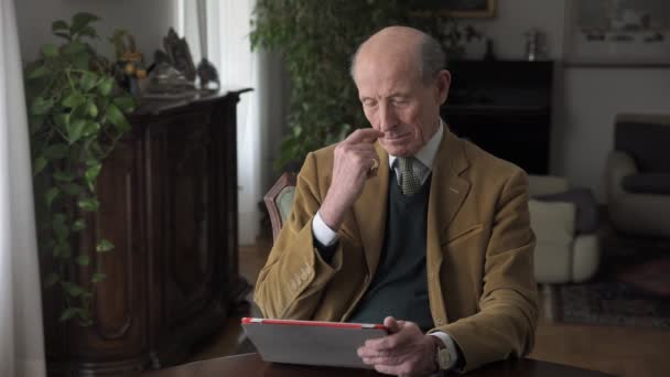 Old Man Using Tablet Computer: Internet, Communication, Web  - Filmati, video
