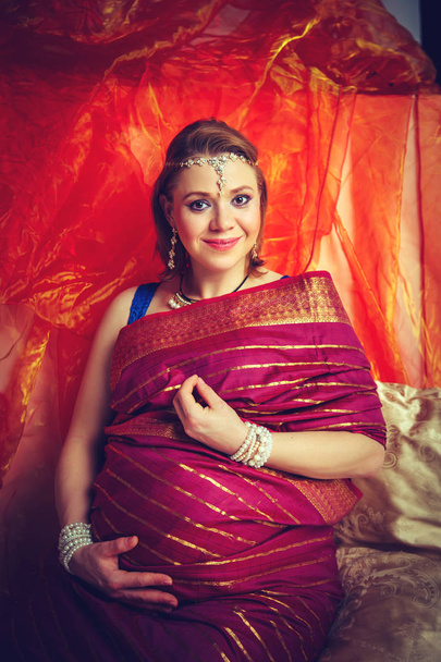 Beautiful pregnant girl in traditional Indian clothes.  - Foto, Imagem