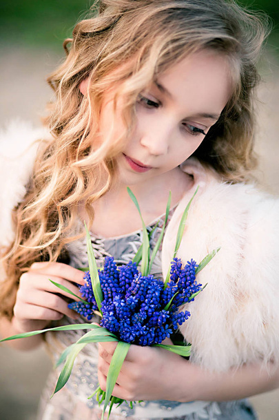 Ονειρική κορίτσι με ένα μπουκέτο μπλε λουλούδια - Φωτογραφία, εικόνα