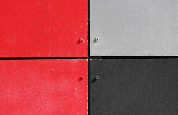 A fal, a ház, színes panelek, nyírt festett, élénk színek. Szürke, fekete és piros - Fotó, kép
