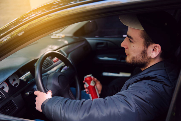 Man drinking beer while driving car - Foto, Imagem