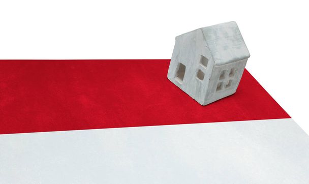 Pequena casa em uma bandeira - Indonésia
 - Foto, Imagem