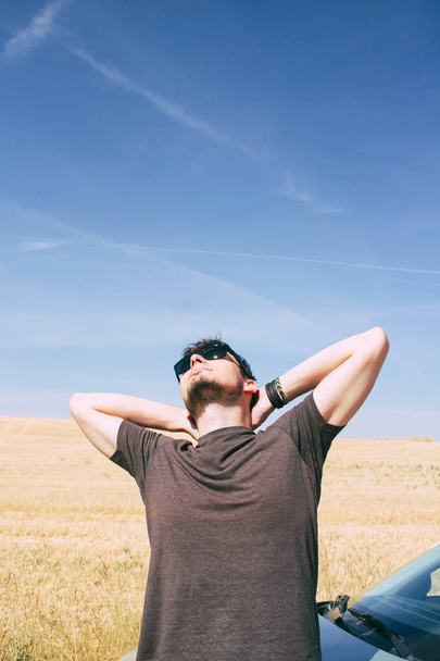 hombre con gafas de sol disfrutando el verano - Foto, Imagen