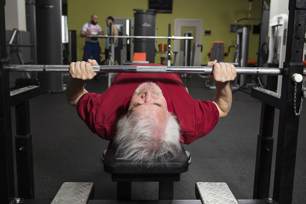 Elderly man in the gym - Zdjęcie, obraz