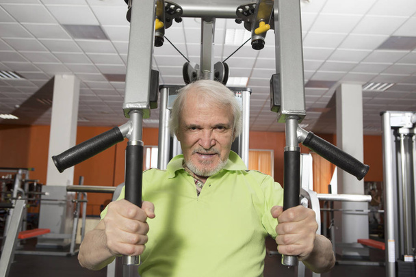 homem idoso no ginásio
 - Foto, Imagem