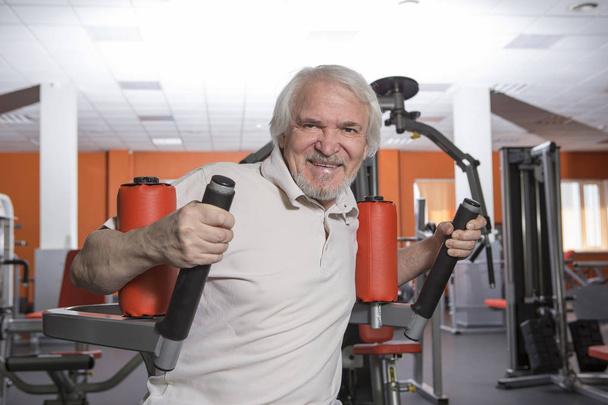 Starší muž ve fitness centru - Fotografie, Obrázek