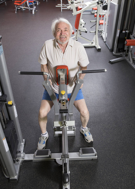 Hombre mayor en el gimnasio
 - Foto, Imagen