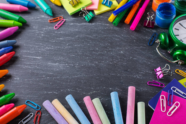 Surtido de útiles escolares, lápices de colores, bolígrafos, tiza
 - Foto, Imagen