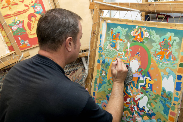 Sanatçı bir Budist kutsal kişilerin resmi boyar - Fotoğraf, Görsel