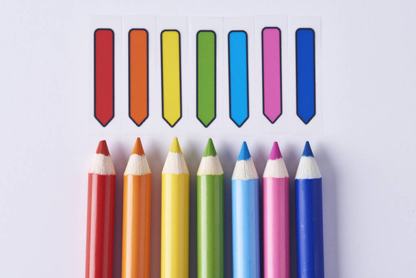 Bir satır ve çıkartmalar renkli kalemler - Fotoğraf, Görsel