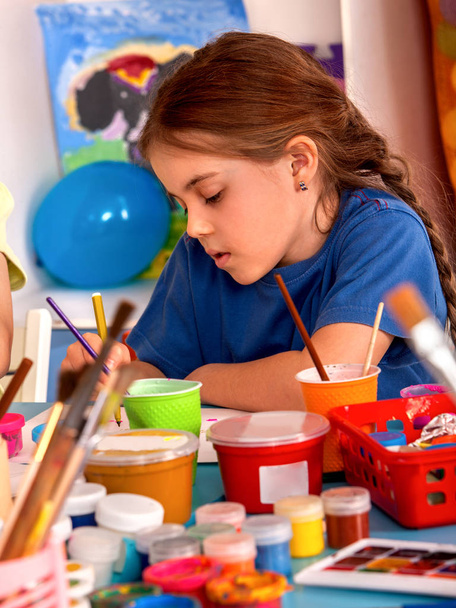 Kleine studenten kinderen schilderen in de kunst schoolklas. - Foto, afbeelding