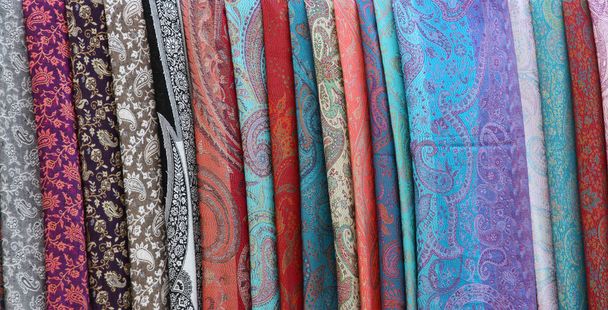 käsintehty kangas eri värejä, perinteinen Uzbekistan vaakasuora
 - Valokuva, kuva