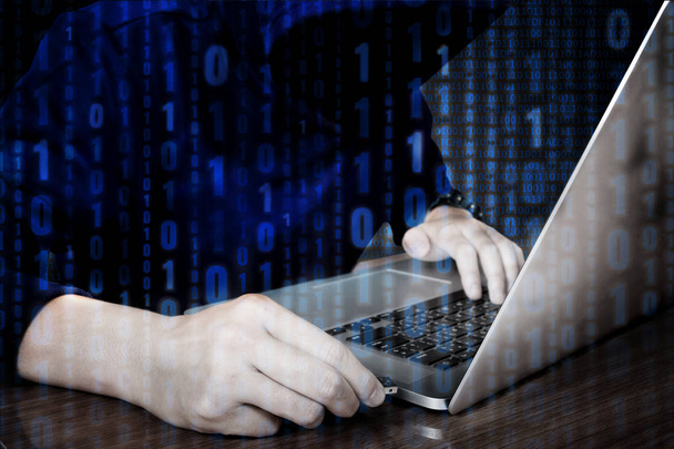 Hacker tippen mit Tastatur schlechte Daten in Online-Rechner - Foto, Bild