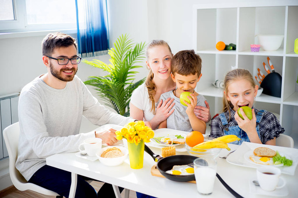 Family having breakfast - Fotografie, Obrázek
