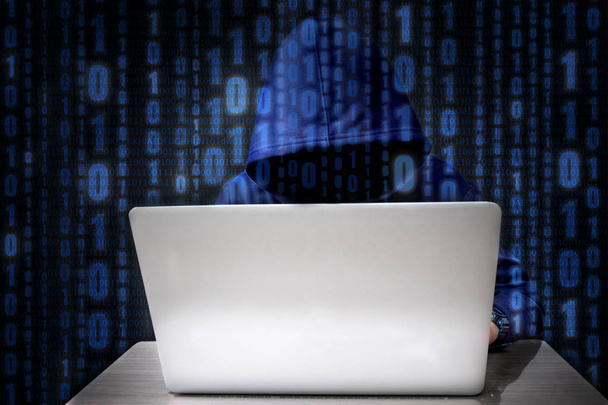 Hacker tippen mit Tastatur schlechte Daten in Online-Rechner - Foto, Bild