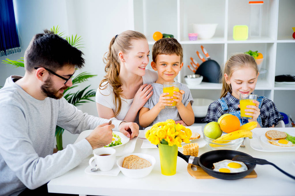Family having breakfast - Fotografie, Obrázek
