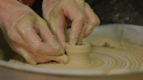 ワーク ショップで陶器を作るプロの男性・ ポッター - 映像、動画