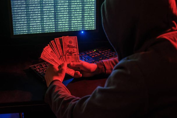 サイバー犯罪者は、恐喝またはウイルスからの収益を計算します。 - 写真・画像