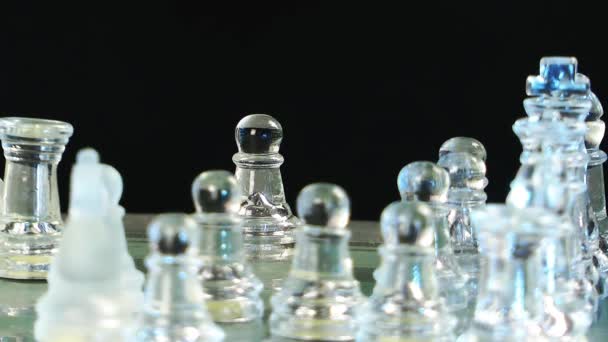 Παιχνίδι σκακιού πραγματοποιούνται από γυαλί - Πλάνα, βίντεο