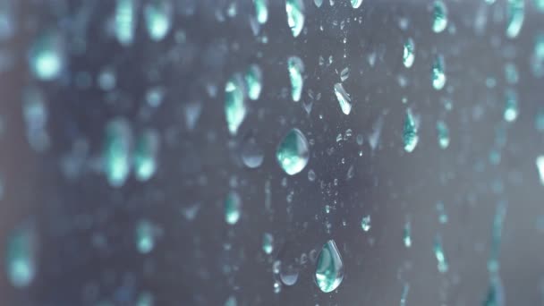 Film z krople deszczu na oknie w 4k - Materiał filmowy, wideo
